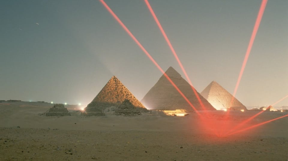 Cheopsova pyramida v záři laserů